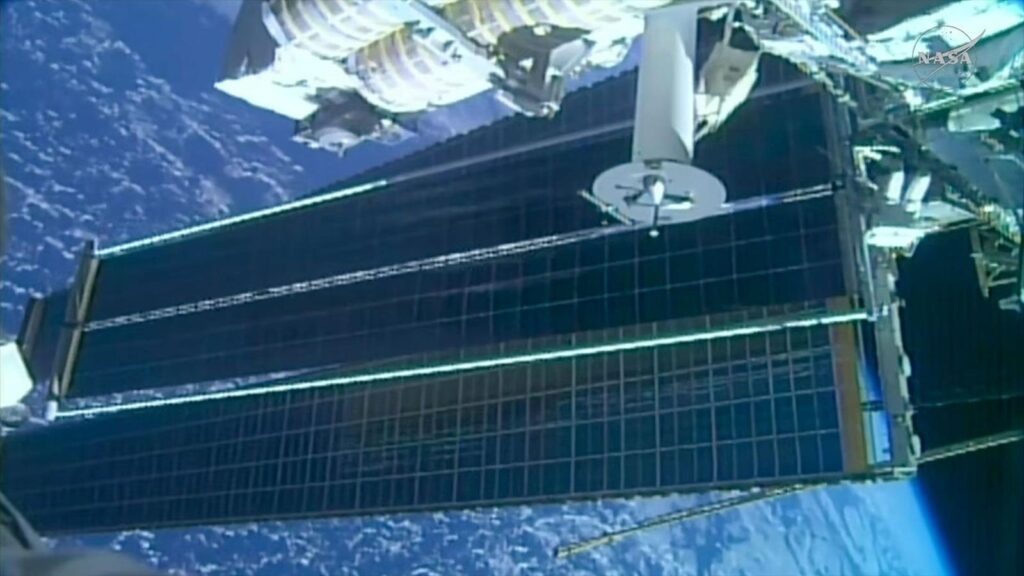 La Stazione spaziale installa il 7° pannello solare: l’energia aumenta fino al 30%