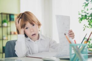 Ragazzo intelligente fa i compiti di matematica