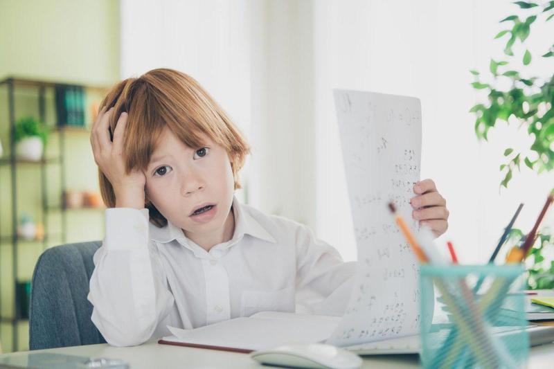 Ragazzo intelligente fa i compiti di matematica