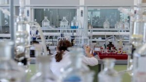 Foto di un laboratorio di chimica con uno scienziato
