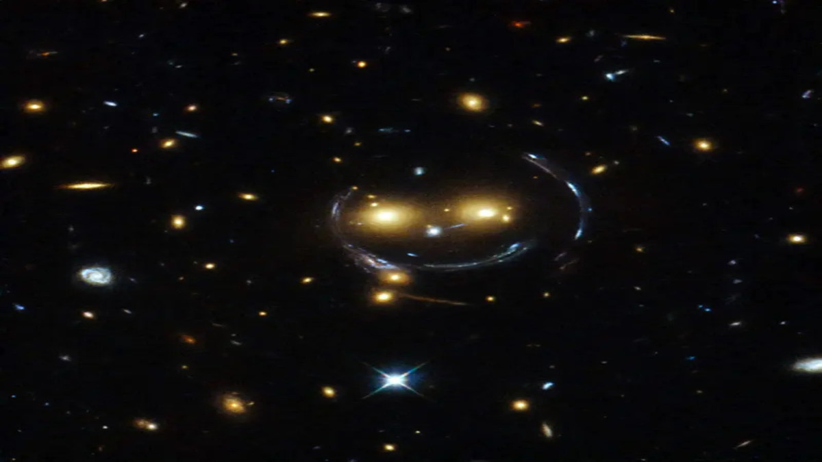 Hubble cattura un sorriso nello spazio: ecco cosa si nasconde dietro l’immagine