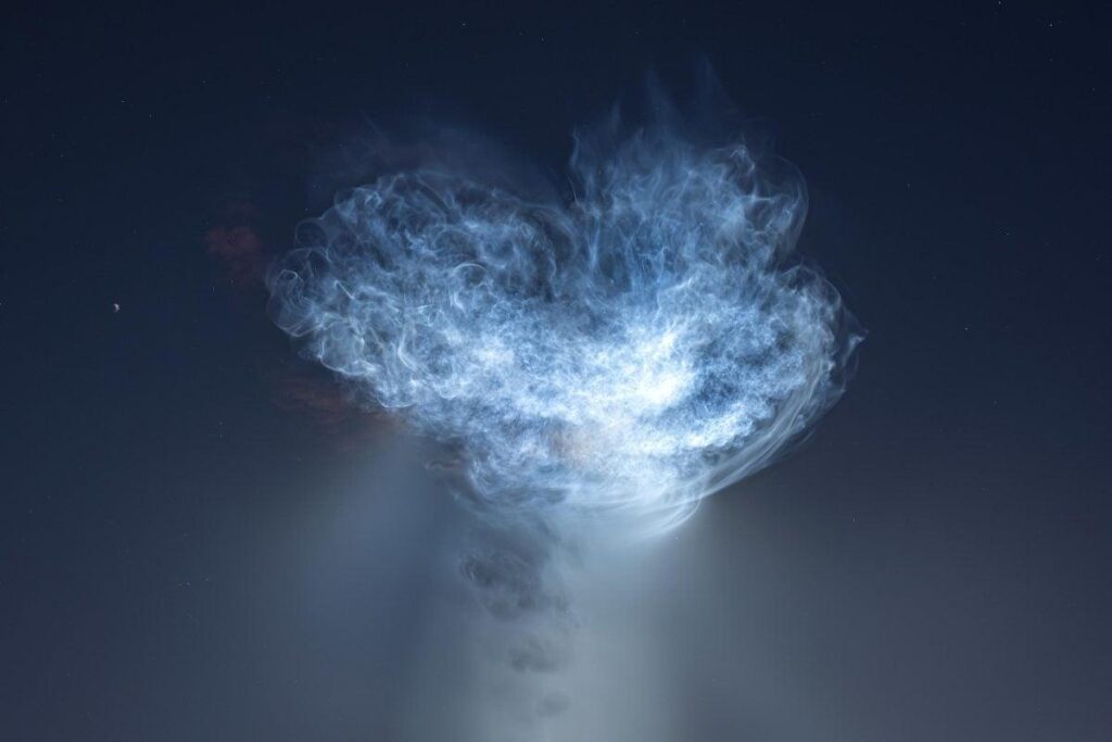Un razzo illumina il cielo come una medusa durante il viaggio verso la ISS