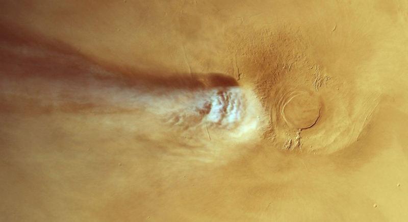 Nube allungata di Arsia Mons su Marte