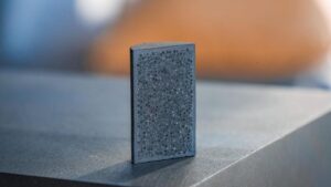 Le particelle di combustibile TRISO sono racchiuse in una matrice interamente ceramica.