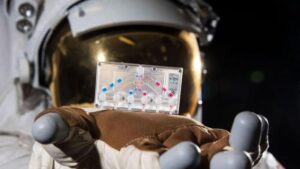 La ricerca della NASA sui chip di tessuto mira a esplorare gli effetti sulla salute umana e sulle malattie dei fattori di stress legati ai voli spaziali, come la microgravità e le radiazioni.