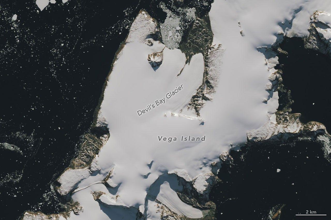 Una parte di un’isola antartica coperta di ghiaccio ricorda il profilo di un teschio ghignante: uno sperone roccioso sembra un’orbita e una morena laterale una bocca.