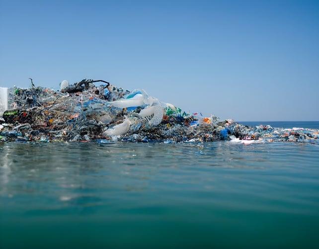 None Rifiuti di plastica nell’acqua