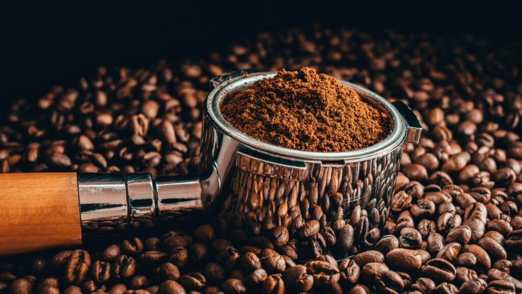 Gli scienziati hanno scoperto un sorprendente uso pratico dei fondi di caffè avanzati in tutto il mondo