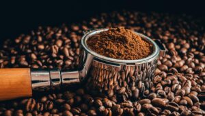 Gli scienziati hanno scoperto un sorprendente uso pratico dei fondi di caffè avanzati in tutto il mondo