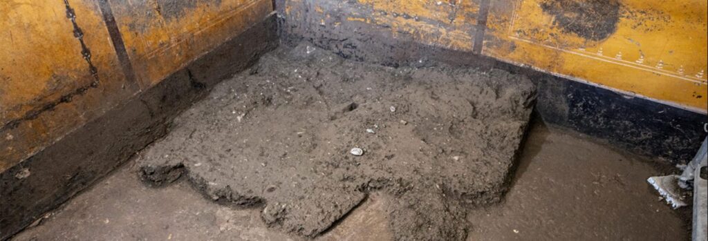 A Pompei un armadietto custodiva 24 amuleti e 38 monete rimasti sepolti dall’eruzione del Vesuvio
