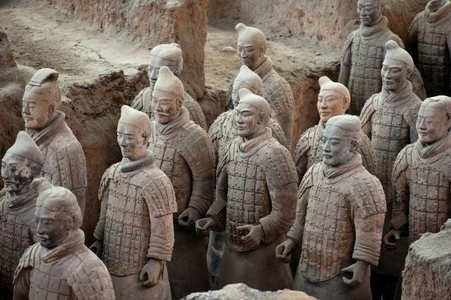 None Impronte digitali vecchie di 2.200 anni rivelano chi costruì davvero il misterioso esercito di terracotta cinese