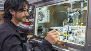 Carlos DeLeon, assistente studente presso la National Synchrotron Light Source II, mostra come caricare un campione nella linea di luce Hard X-ray Nanoprobe (HXN).