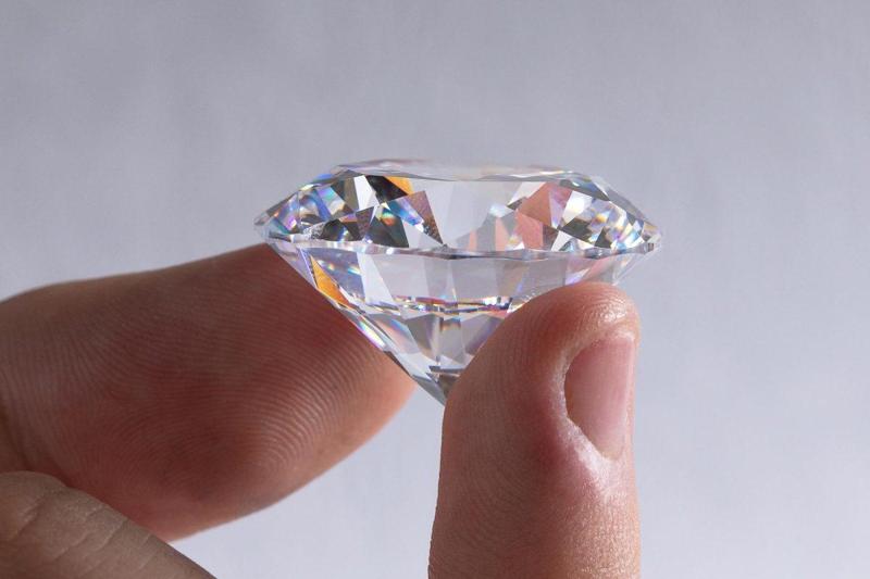 Primo piano di un diamante taglio brillante rotondo