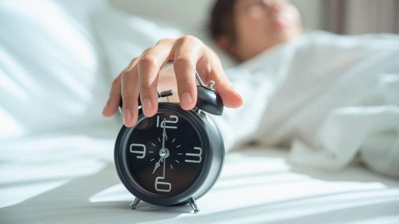 Fine del cambio dell’ora? Gli esperti di salute indicano quale sia preferibile tra l’ora solare e l’ora legale