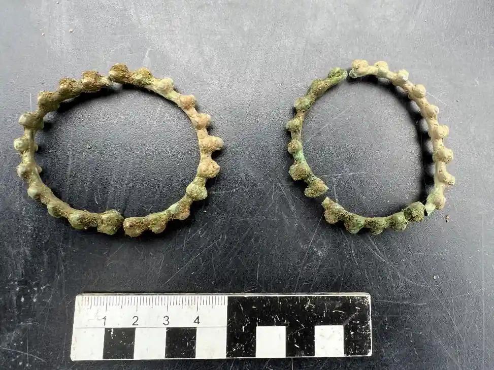 tomba di una donna celtica in Germania, agnello, anelli alle caviglie