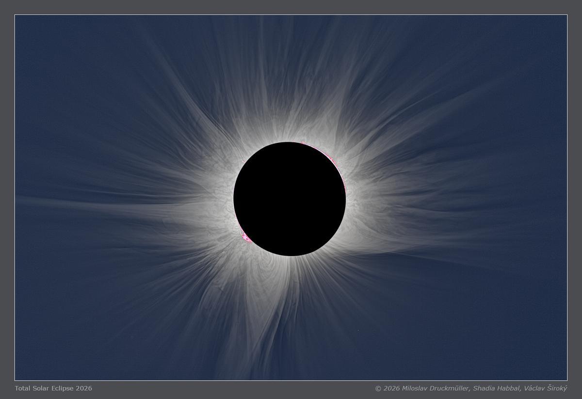 Primo piano di un’eclissi solare totale: grandi pennacchi bianchi si allungano dal Sole; questa è la corona solare.