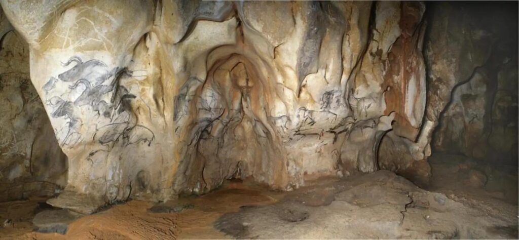 Le pitture della grotta Chauvet hanno 37.000 anni: la luce rivela calcite e tracce di calore