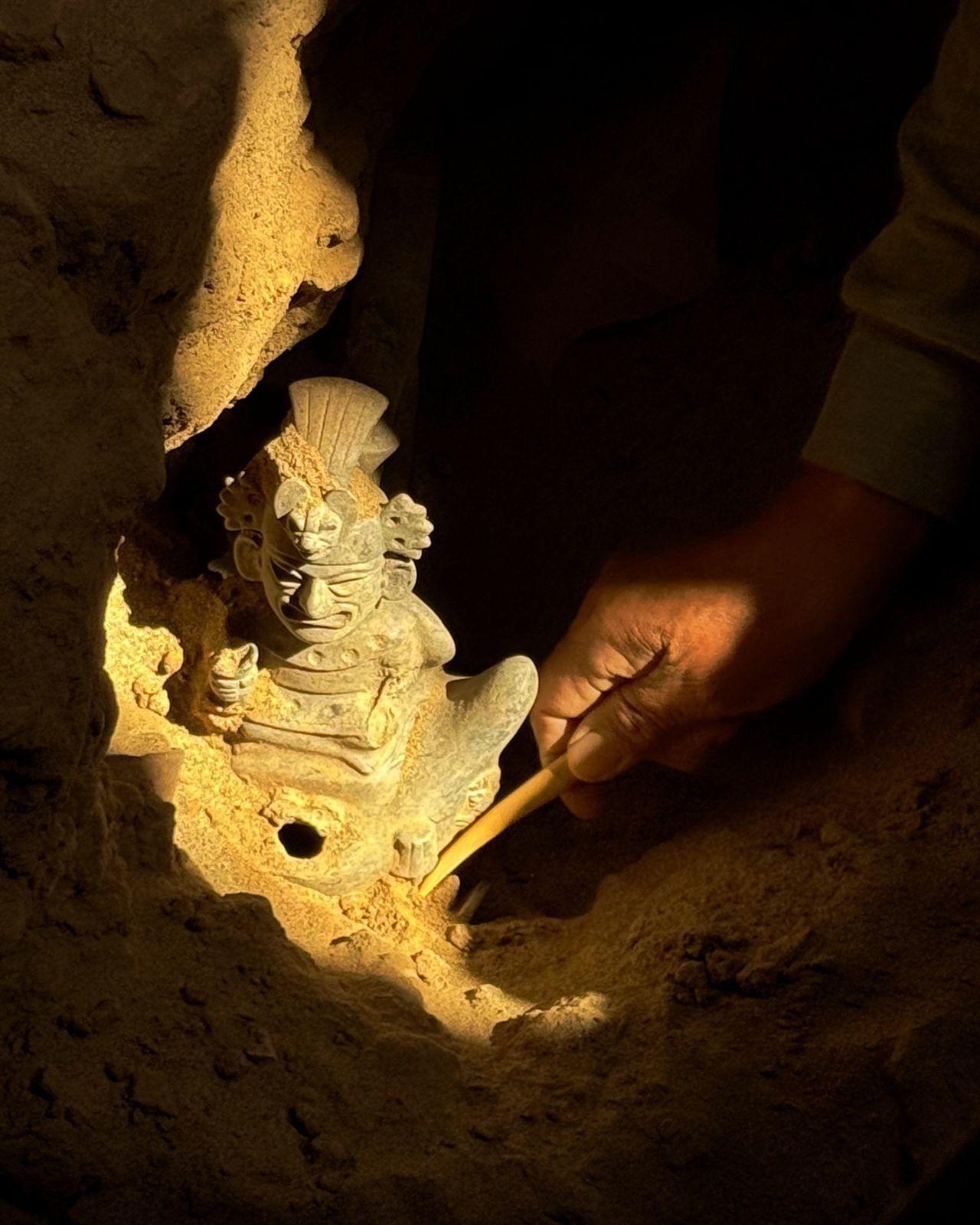 Scene che mostrano uno scavo all’interno di una grotta