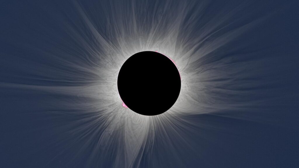 Primo piano di un’eclissi solare totale: grandi pennacchi bianchi si allungano dal Sole; questa è la corona solare.