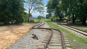 Binari ferroviari metallici deformati dalle scosse di un terremoto
