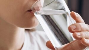 C’è un modo sorprendentemente semplice per rimuovere le microplastiche dall’acqua potabile