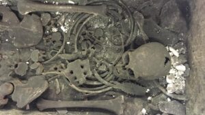 la metà superiore di uno scheletro umano in un sarcofago