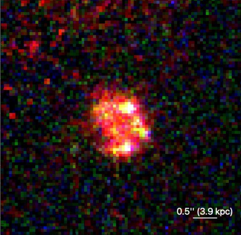 Una mappa termica che mostra una sfera luminosa nello spazio profondo