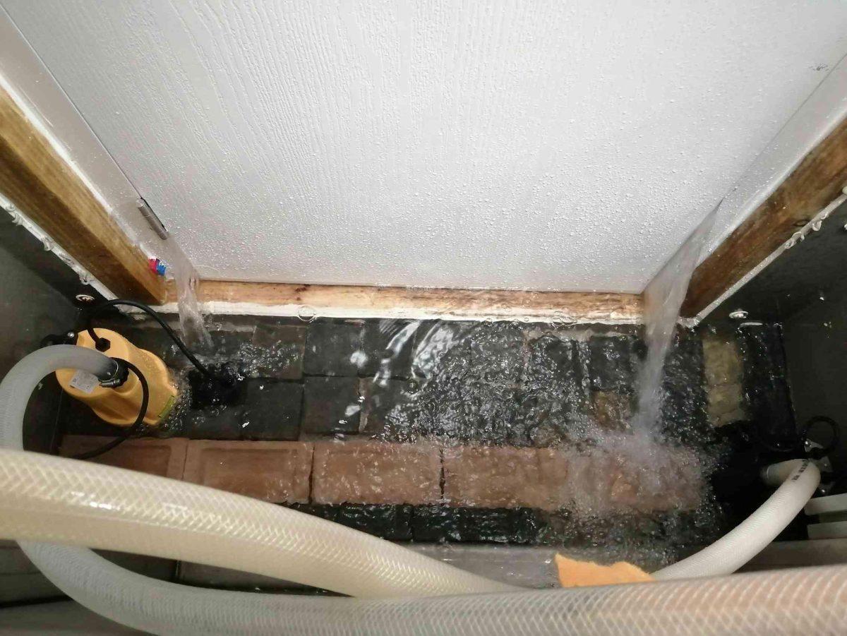 Acqua che filtra attraverso una porta non protetta
