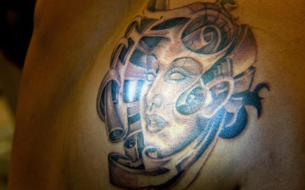 PhotoTat: il tatuaggio fotosensibile che cambia colore con la luce