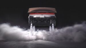 La Tesla che vola fa impazzire il web: le immagini diventano virali