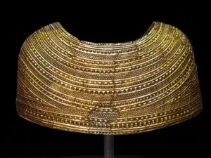 Il mantello d’oro di Mold: un capolavoro dell’Età del Bronzo, ma impossibile da portare ogni giorno