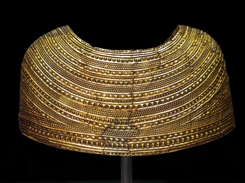 Il mantello d’oro di Mold: un capolavoro dell’Età del Bronzo, ma impossibile da portare ogni giorno
