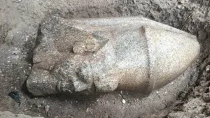 Egitto, scoperte due gigantesche statue di Ramses II: una indossa una doppia corona