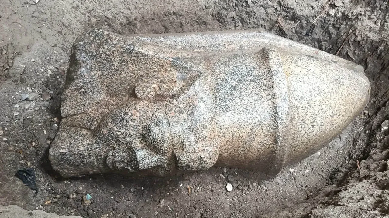 Egitto, scoperte due gigantesche statue di Ramses II: una indossa una doppia corona