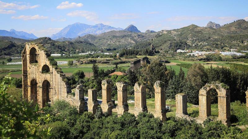 Una serie di pilastri di pietra al centro di una valle.
