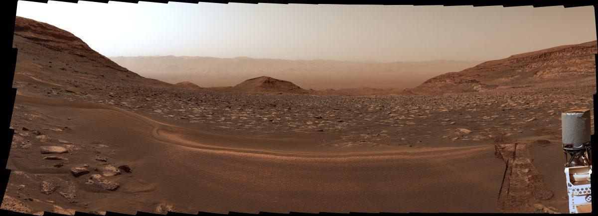 Veduta del cratere Gale dal rover Curiosity