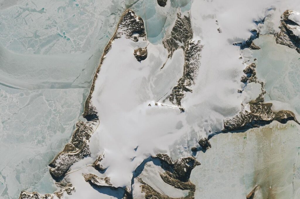 In Antartide un ghiacciaio scoperto disegna un teschio: la poca neve può accelerarne lo scioglimento