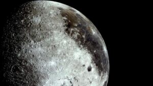 Un primo piano della superficie lunare, con diversi crateri luminosi e zone scure.