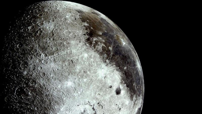 Un primo piano della superficie lunare, con diversi crateri luminosi e zone scure.