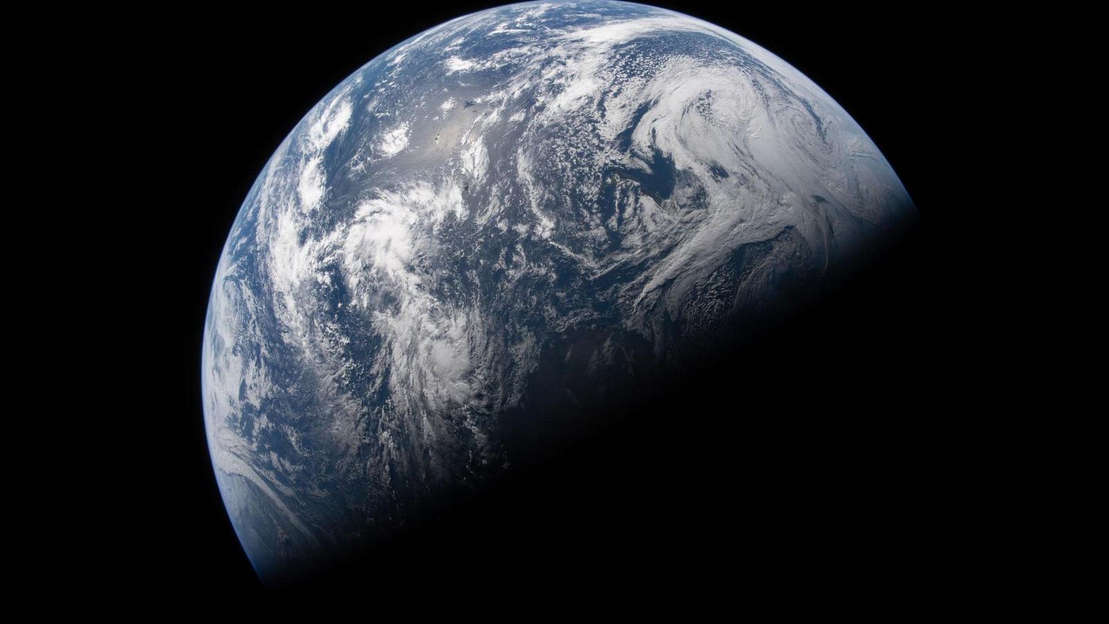 Il pianeta Terra con la metà inferiore coperta dall’ombra.