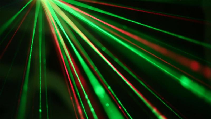 Un’illustrazione che mostra un raggio laser che lampeggia da un punto.