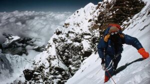 Un escursionista scala i ripidi pendii del Monte Everest.