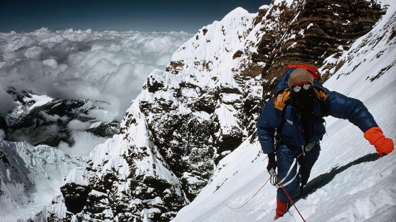 Un escursionista scala i ripidi pendii del Monte Everest.