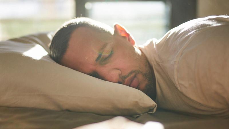 Milioni di americani usano la cannabis per dormire. Potrebbe avere l’effetto opposto.