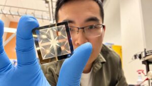 Un ricercatore della Cornell tiene in mano il chip dotato di dispositivi per controllare a richiesta il movimento delle bolle.