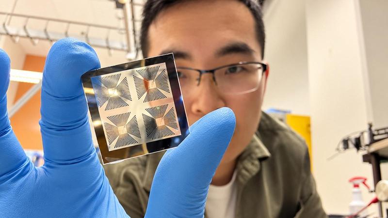 Un ricercatore della Cornell tiene in mano il chip dotato di dispositivi per controllare a richiesta il movimento delle bolle.