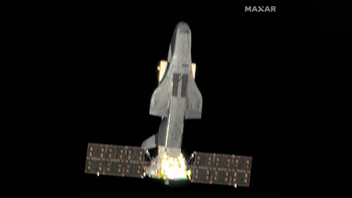La navetta spaziale segreta cinese fotografata mentre sembra attraccata a un satellite
