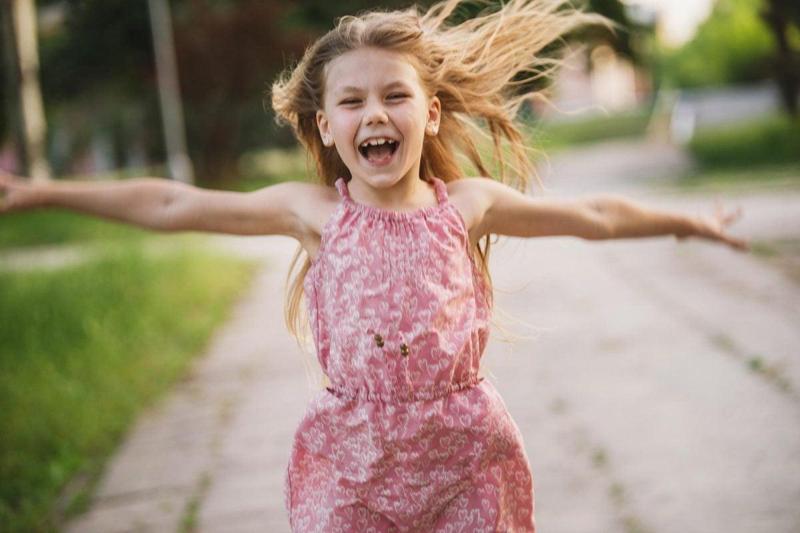 Ragazza felice ed entusiasta corre all’aperto