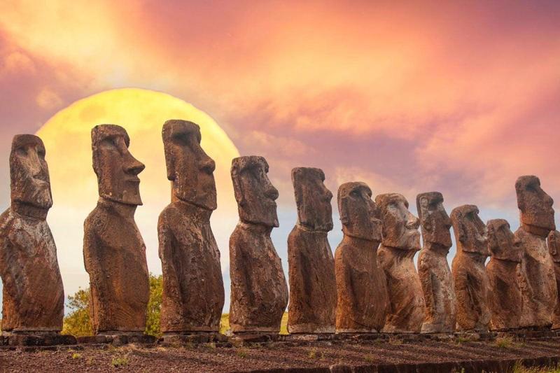 Statue moai dell’Isola di Pasqua all’alba