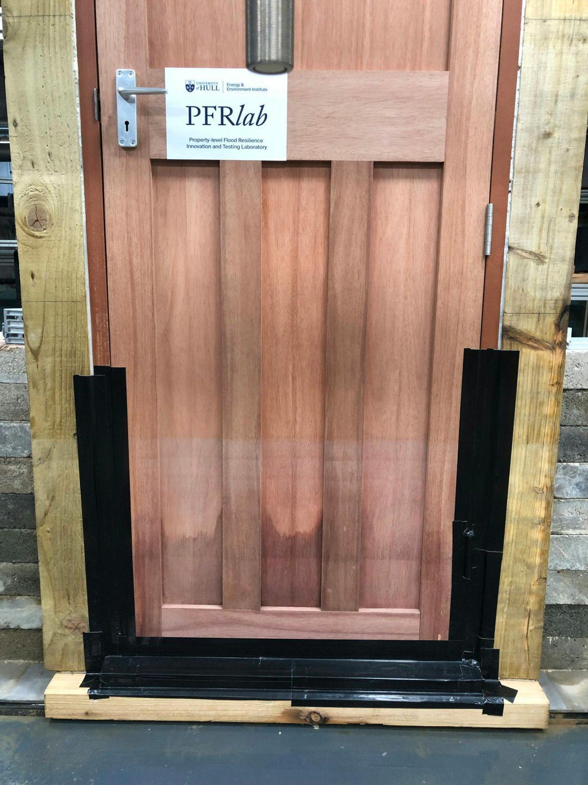 Protezione di un ingresso dalle inondazioni con nastro adesivo